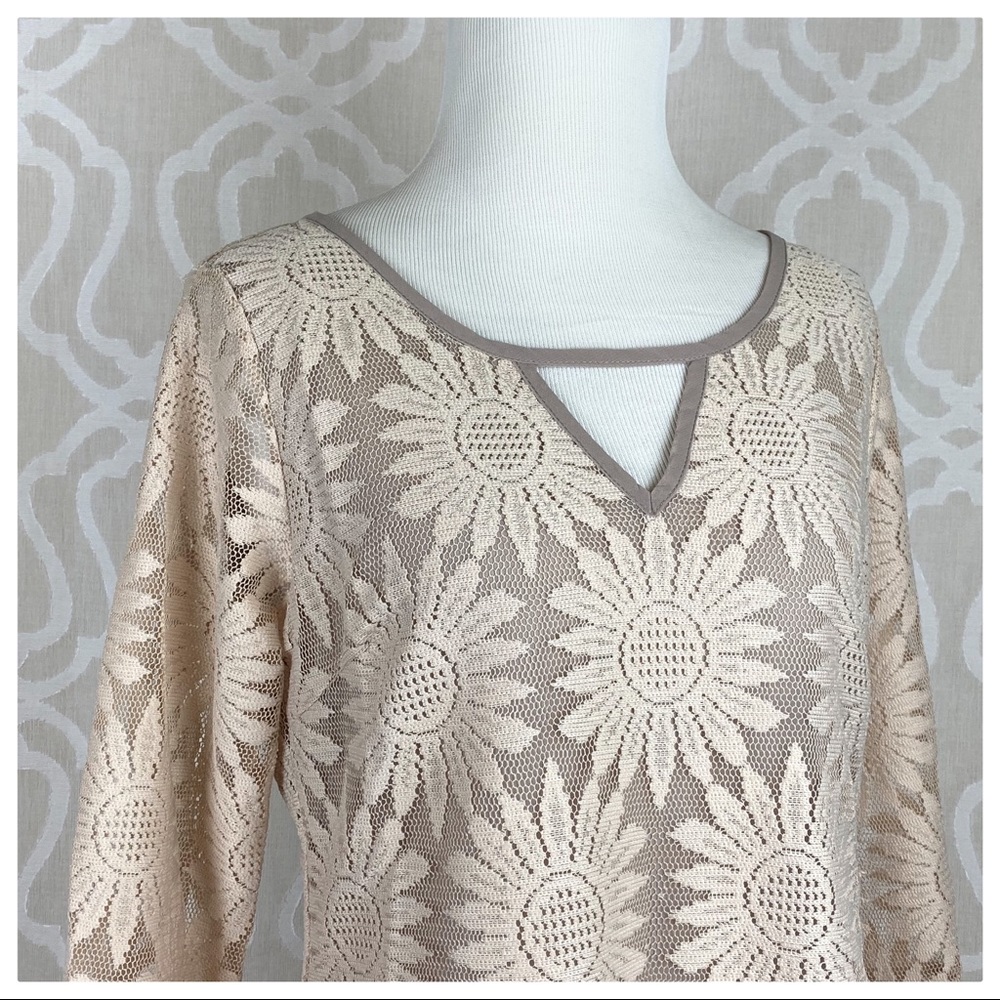 Daisy Lace Embroidered Top - Picture 5 of 8